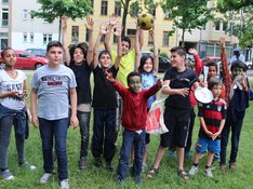 Aufstellen zum Gruppenfoto: Auch eine Fußball-Elf gehörte zum Fest