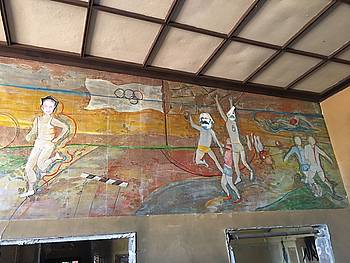 Dieses Wandbild fiel mittlerweile dem Abrissbagger zum Opfer. Ein weiterer Fall für den respektlosen Umgang mit Kunst am Bau. 