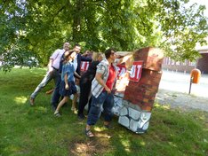 ... brachten die Mauer symbolisch zum Einsturz. ... brachten die Mauer symbolisch zum Einsturz.