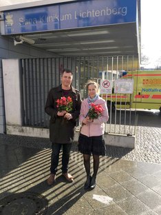 Kerstin Zimmer und Norman Wolf verteilen Blumen vor dem Sana-Klinikum Kerstin Zimmer und Norman Wolf vor dem Sana-Klinikum