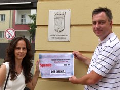 Kerstin Zimmer und Norman Wolf (Fraktionsvorsitzende) vor der JVA in der Alfredstraße 11 Kerstin Zimmer und Norman Wolf (Fraktionsvorsitzende) vor der JVA in der Alfredstraße 11