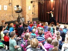 Clown Popolino zog die volle Aufmerksamkeit der Kinder auf sich